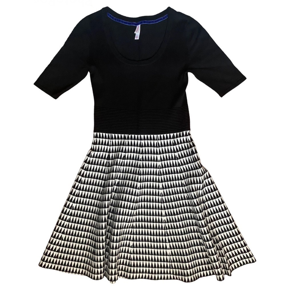 Knit skater dress in black and cream by Xhilaration size small, short sleeves